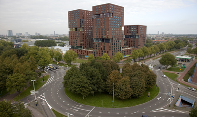 804176 Overzicht van de City Campus MAX aan het Europaplein te Utrecht, vanaf een flatgebouw aan de Aziëlaan.